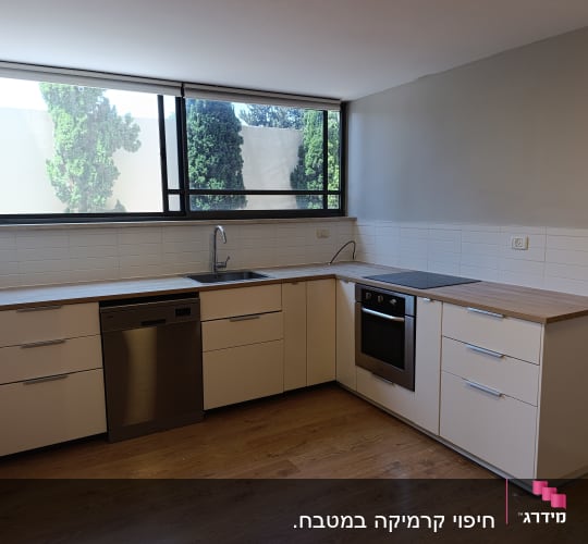 מטבח חדש עם ארונות, כיור ותנור בילד אין